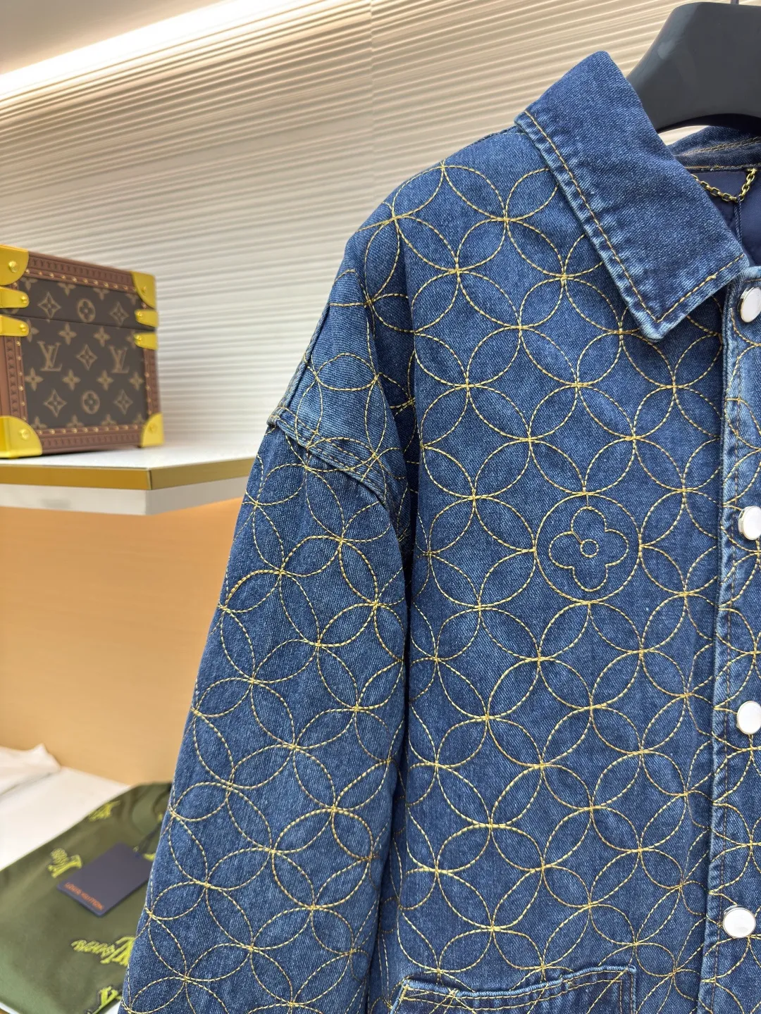 LOUIS VUITTON nigo boot thread embroidered denim jacket ●Authentic product: purchased and developed by 32609 ●Item number: 1680652-B60 ●Fabric: denim fabric ●Technology: jacquard embroidery production ●Version: fitted version ●Weight: about 1210 grams ●Size: 46-48-50-52 ●Description: Using embroidery pattern stitching, the rice grain full-frame embroidery process is characterized by using fine embroidery techniques to evenly and densely embroider patterns or patterns similar to the size of rice grains on the entire embroidery to achieve full coverage, exquisite and delicate visual effects. During embroidery, the use of stitches and embroidery threads forms small units similar to rice grains. These units are closely arranged to form the overall pattern. The craftsmanship is quite complex, giving people an artistic visual enjoyment. The inner cover is pieced together, and the one that comes into contact with the skin is cotton. The process is cumbersome and synchronized with the original version. The flat nails and door sill buttons are clearly and delicately engraved, the environmentally friendly electroplating adopts a bronze opening and closing design, the back waist leather plate has an iron-moulded pattern with contrasting colors, and is made of genuine first-layer cowhide suede. A full set of new accessories are customized simultaneously, and the details are handled perfectly. The skateboard has a straight design, a loose cut, wide and stylish, focusing on the comfort and freedom of wearing the upper body. Compatible with the same series, exclusive product. The overall wiring is straight and delicate, the fabric is comfortable and soft, and the color is consistent without color difference. It can be matched with the same style to create a fashionable look and control various occasions. Customized accessories, complete with three standards, same style for men and women!